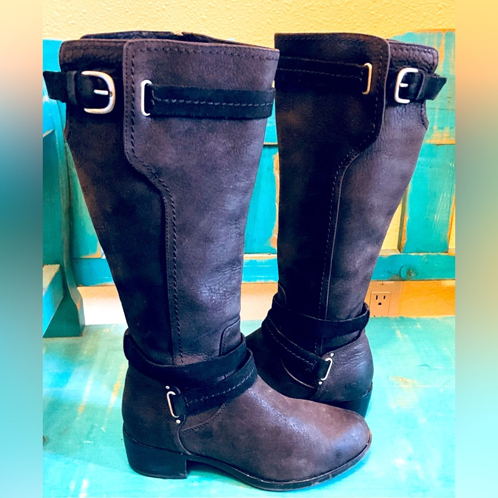 UGG AUSTRALIA DISTRESSED DARCIE RIDING BOOTS in BLACK, SZ 7 WOMEN’S….EXCELLENT!!